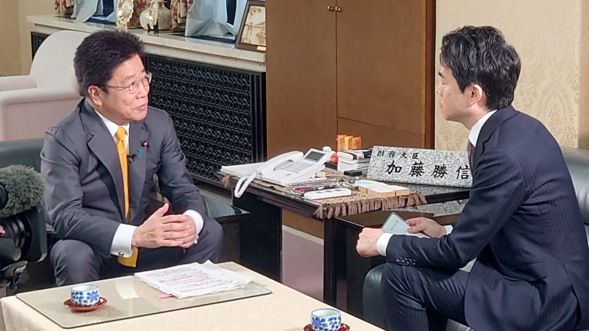 加藤勝信財務大臣　NHKニュース9インタビュー写真